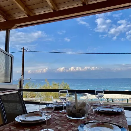 Blue And White By The Sea Apartment *
